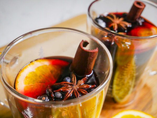 Mulled wine with juniper berries in mugs